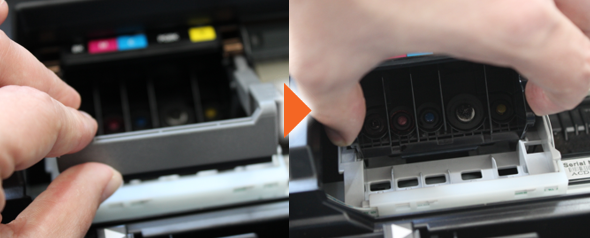 Entnehmen Sie den entriegelten Druckkopf aus dem Drucker